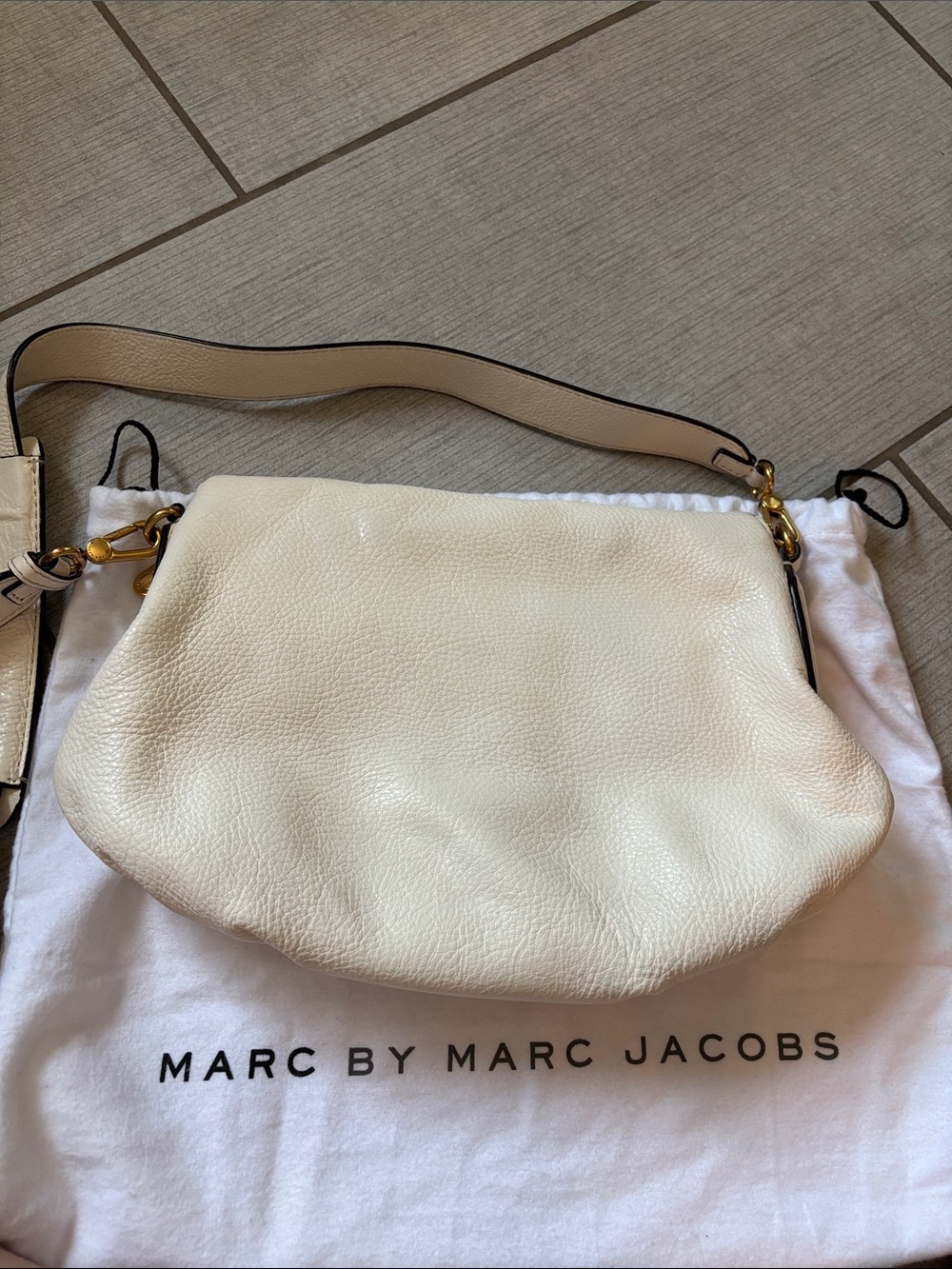 Marc by Marc Jacobs Cream Pebbled Leather Shoulder Bag with Gold Plate - Picture 8 of 10
